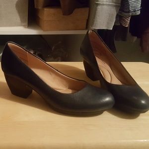 Classy comfortable navy pumps!